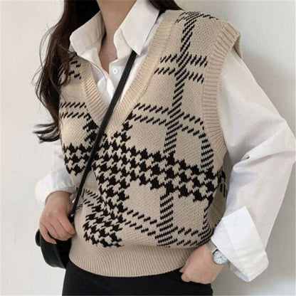 Women's knitted vest with V-neck and modern houndstooth pattern NOVAE