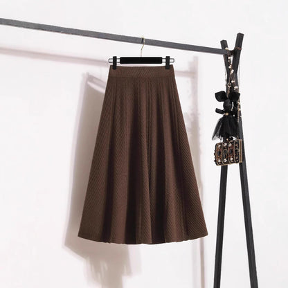 Women's pleated midi skirt with elastic waistband and fine texture NOVAE