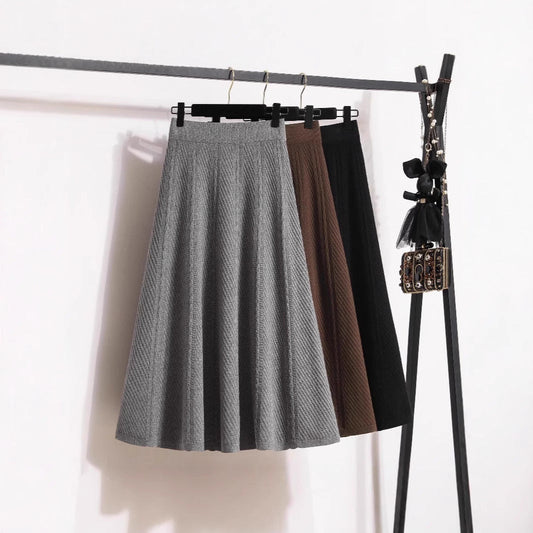 Women's pleated midi skirt with elastic waistband and fine texture NOVAE
