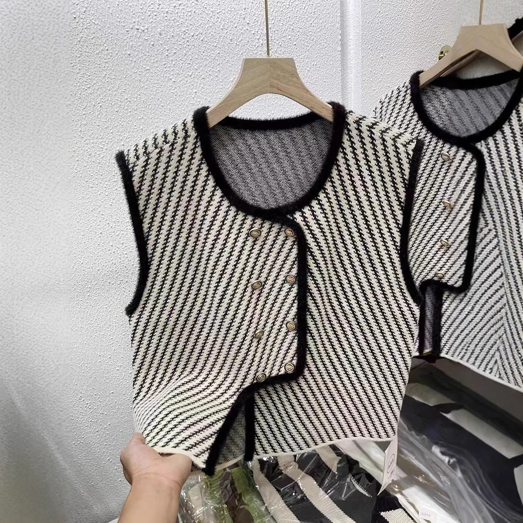 Women's knitted vest with an elegant cut and classic button details NOVAE