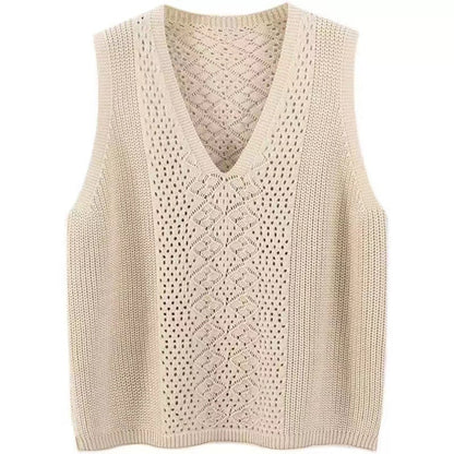 Women's knitted vest with deep V-neck and practical pockets NOVAE