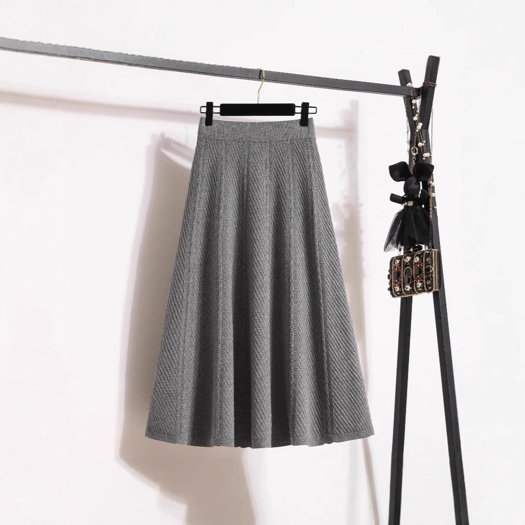 Women's pleated midi skirt with elastic waistband and fine texture NOVAE