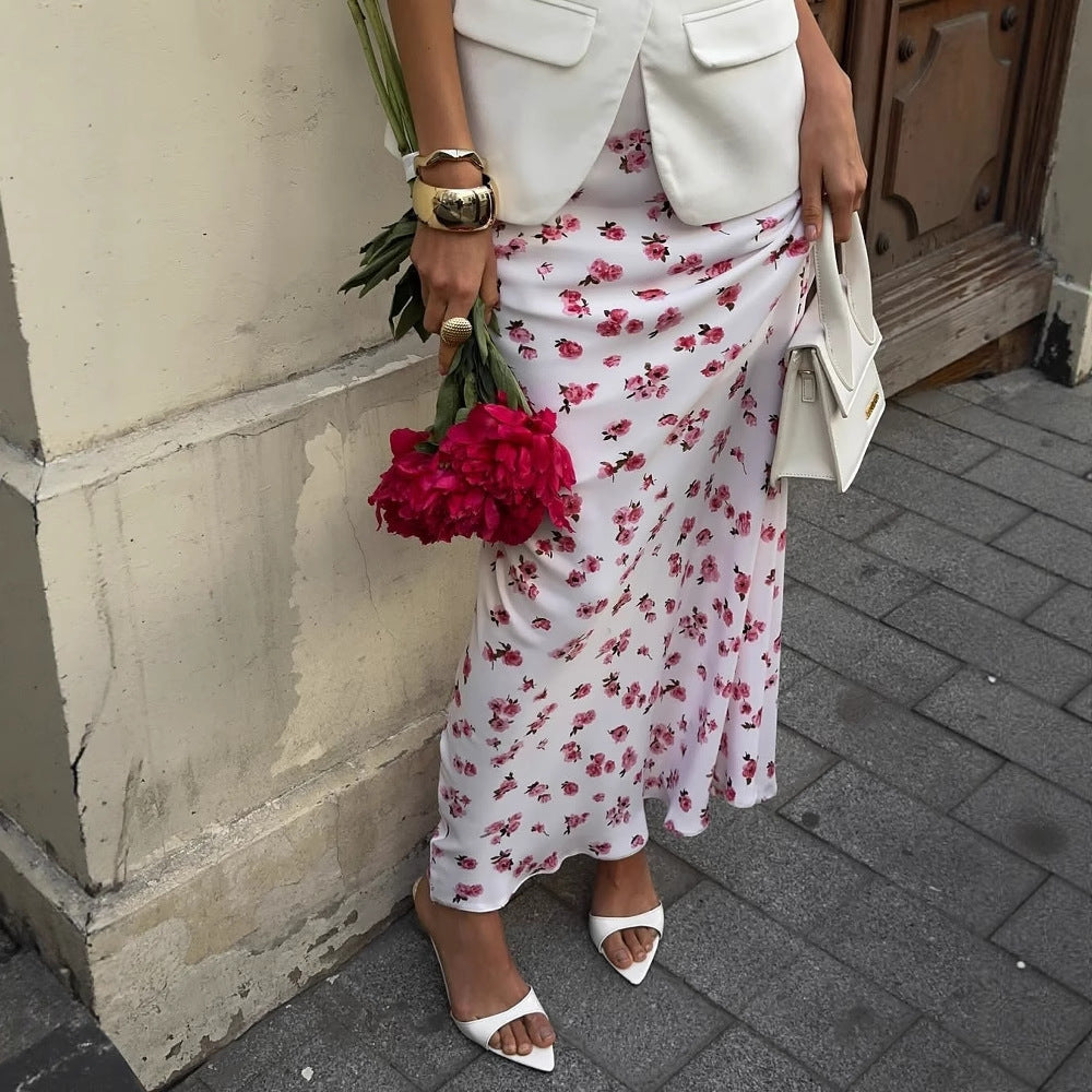 Women's elegant vest with feminine button details and fashionable side pockets NOVAE