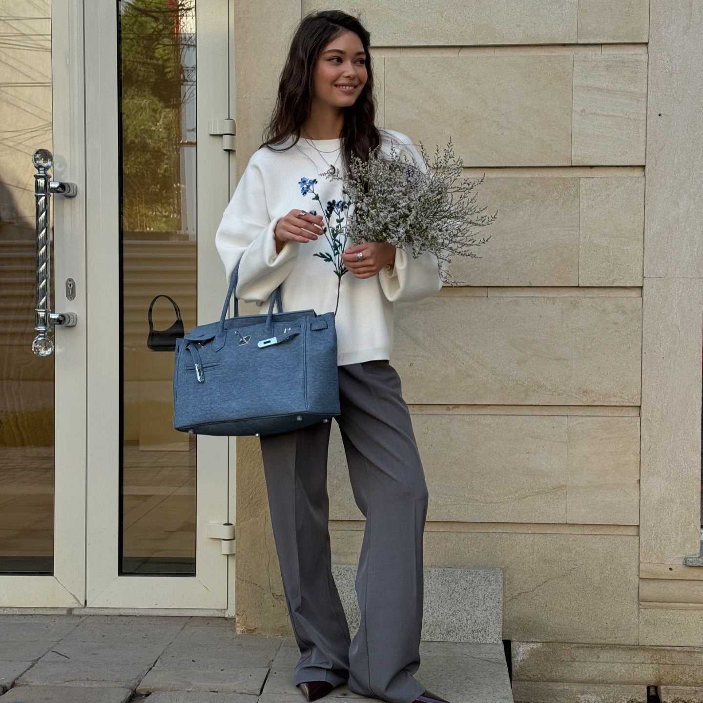 Women's stylish handbag in an urban design with reinforced handles NOVAE