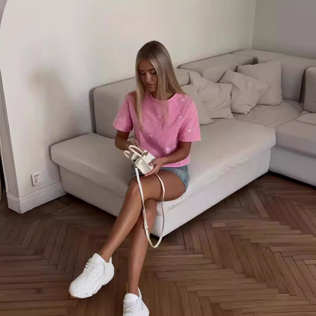 Women's cropped T-shirt with a creative lip pattern and a slight vintage look NOVAE