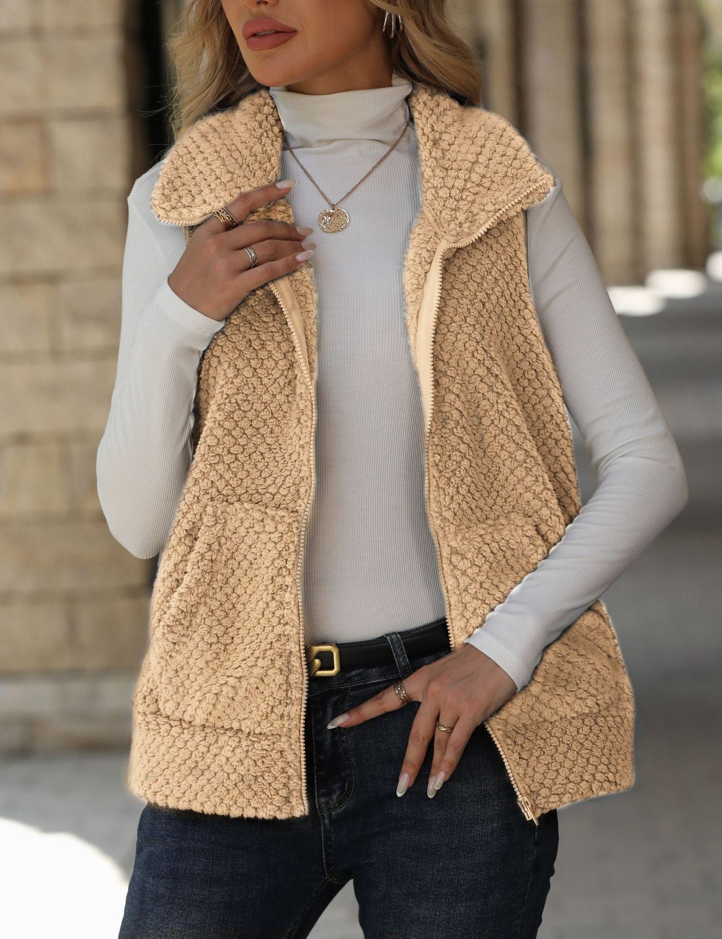 Women's plush vest with practical pockets and collar NOVAE