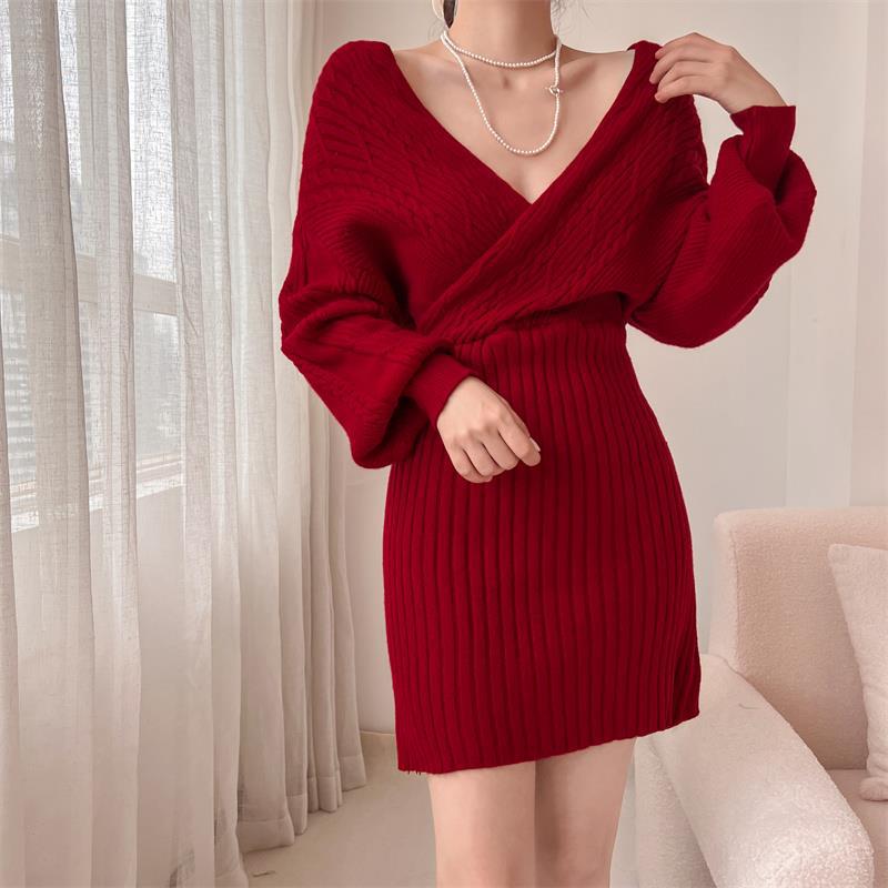 Women's Elegant Knit Dress with V-Neck and Textured Top NOVAE