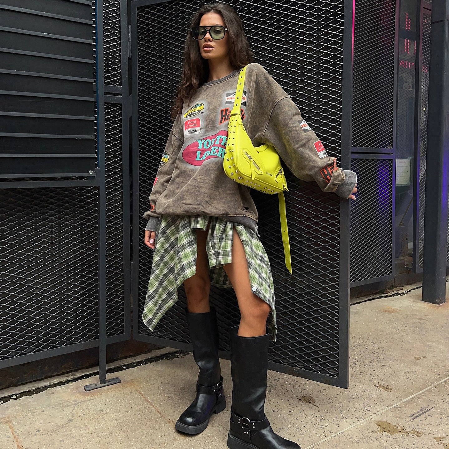 Women's oversized sweatshirt with creative graphic design and fashionable details NOVAE