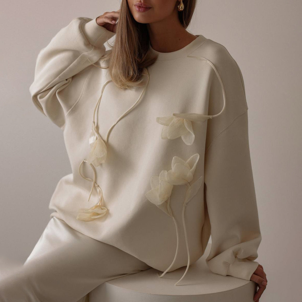 Women's sweatshirt with floral appliqués and a relaxed fit NOVAE