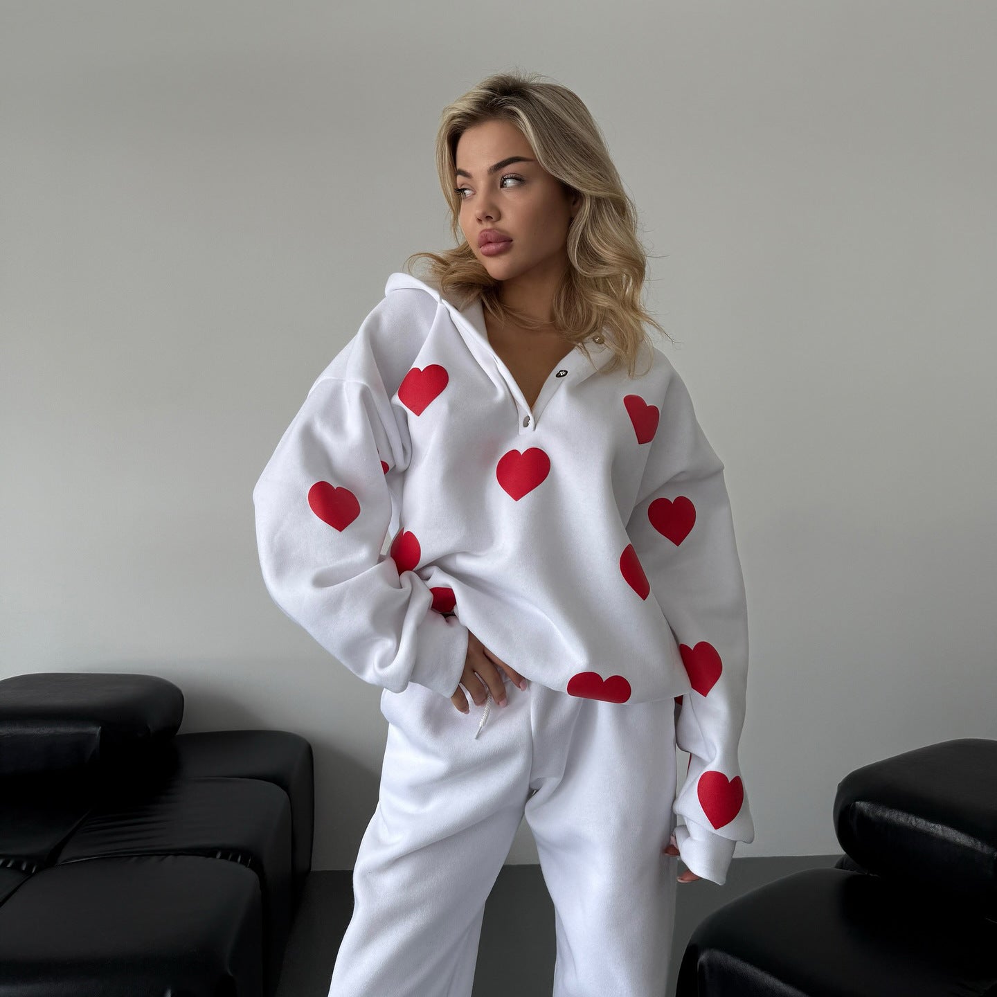 Women's cozy hooded top with heart motif and relaxed fit NOVAE