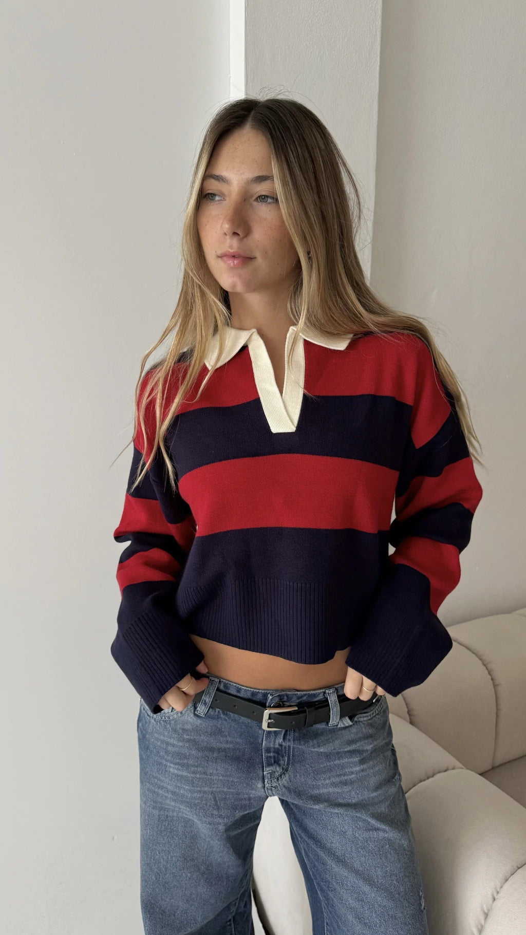 Women's cropped pullover with a modern striped pattern and sporty collar NOVAE