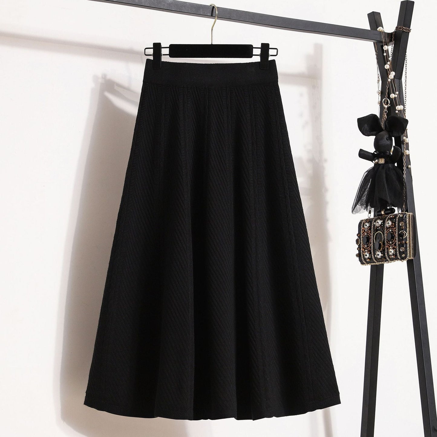 Women's pleated midi skirt with elastic waistband and fine texture NOVAE