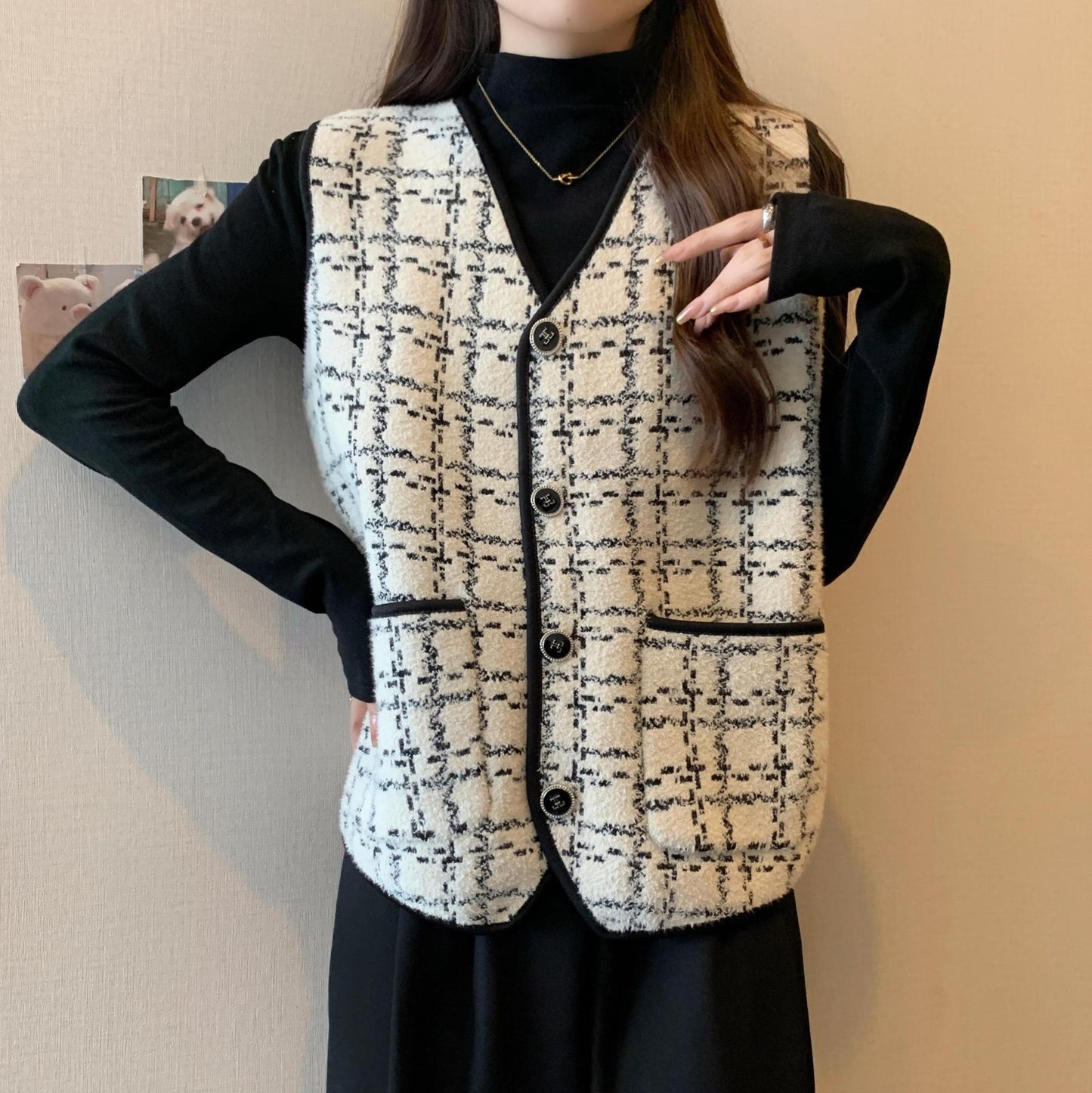 Women's fashionable vest with contrasting pockets NOVAE