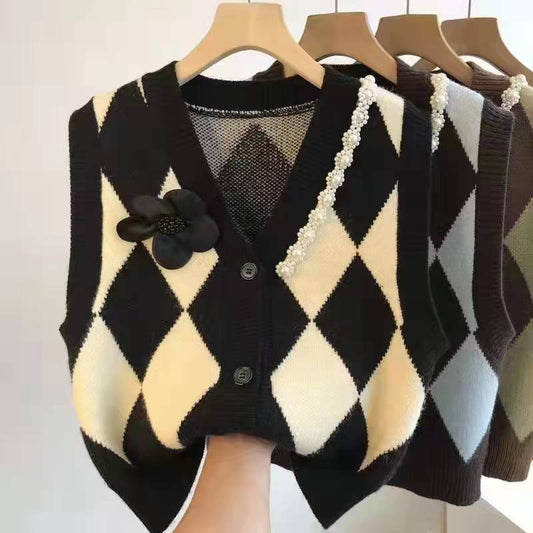 Women's knitted vest with a modern diamond pattern and elegant button detail NOVAE