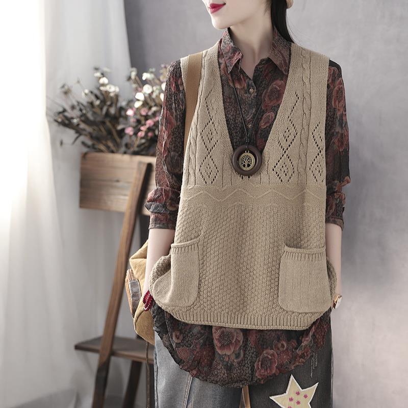 Women's knitted vest with deep V-neck and practical pockets NOVAE 1759203291