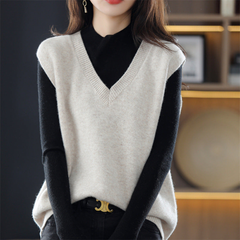 Women's sleeveless knitted vest with V-neck and fine texture NOVAE