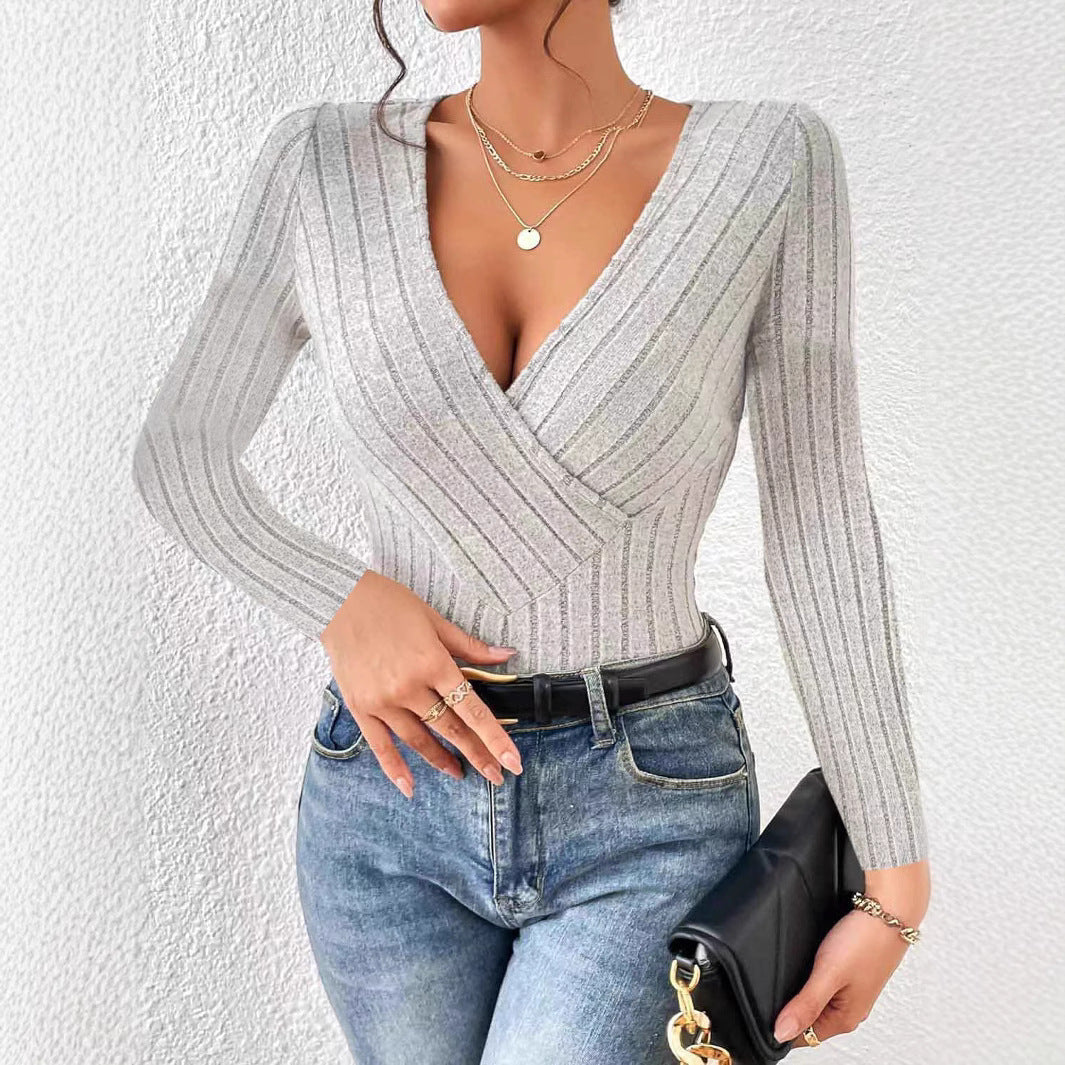 Women's knitted top with V-neck and elegant ribbed details NOVAE