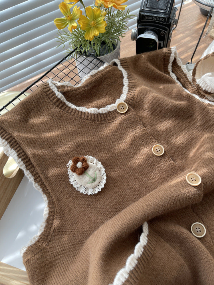 Women's knitted vest with contrasting details and pockets NOVAE