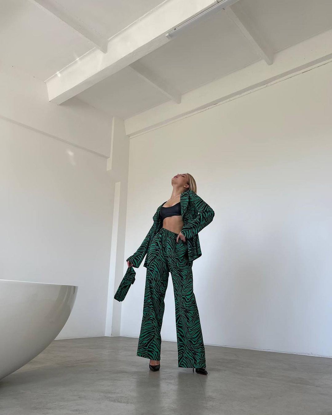 Women's set consisting of a lightweight blazer and wide-leg trousers in a floral design NOVAE