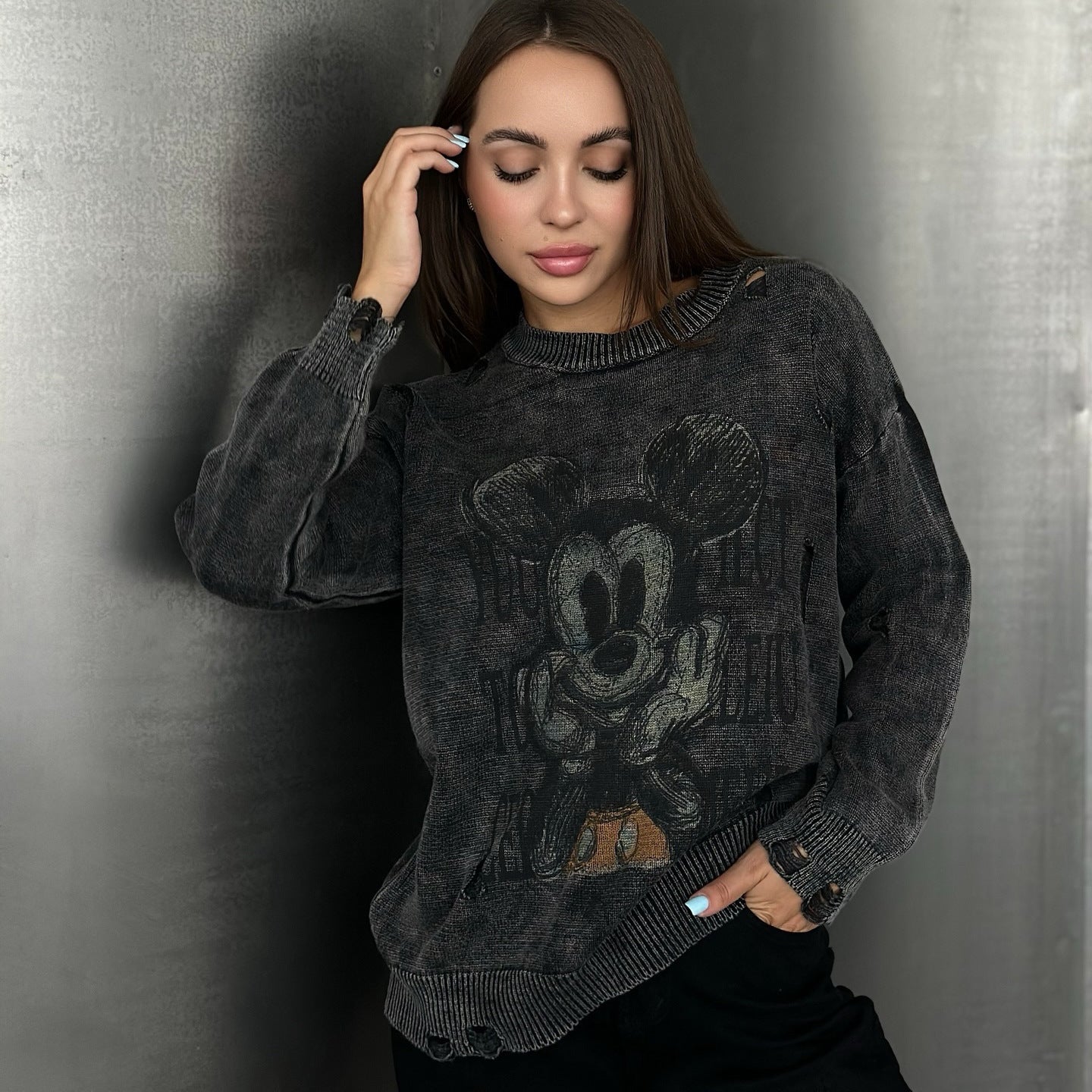 Women's oversized sweatshirt with a creative Disney motif and fashionable perforated details NOVAE
