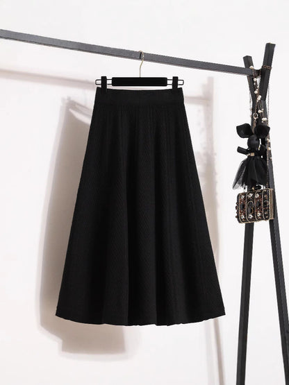 Women's pleated midi skirt with elastic waistband and fine texture NOVAE