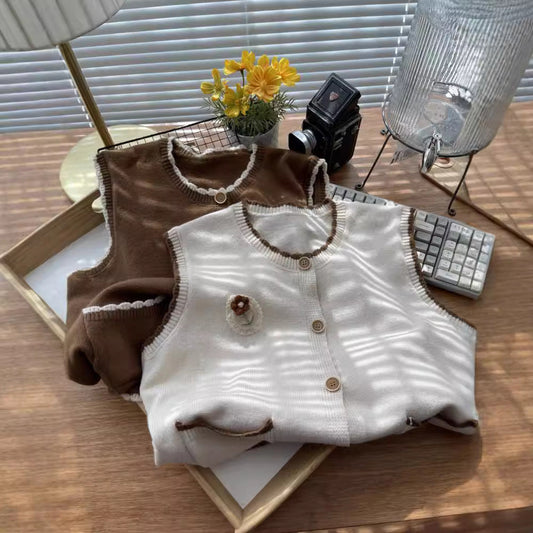 Women's knitted vest with contrasting details and pockets NOVAE