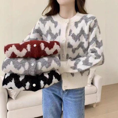 Women's cardigan with modern zigzag pattern and decorative buttons NOVAE