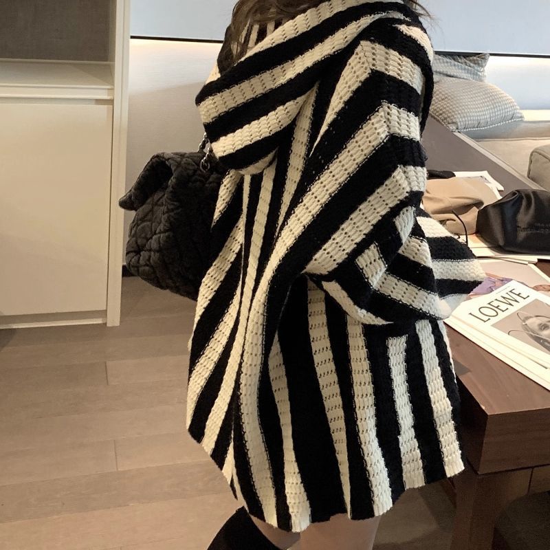 Women's Oversized Knit Poncho with Graphic Stripe Pattern NOVAE