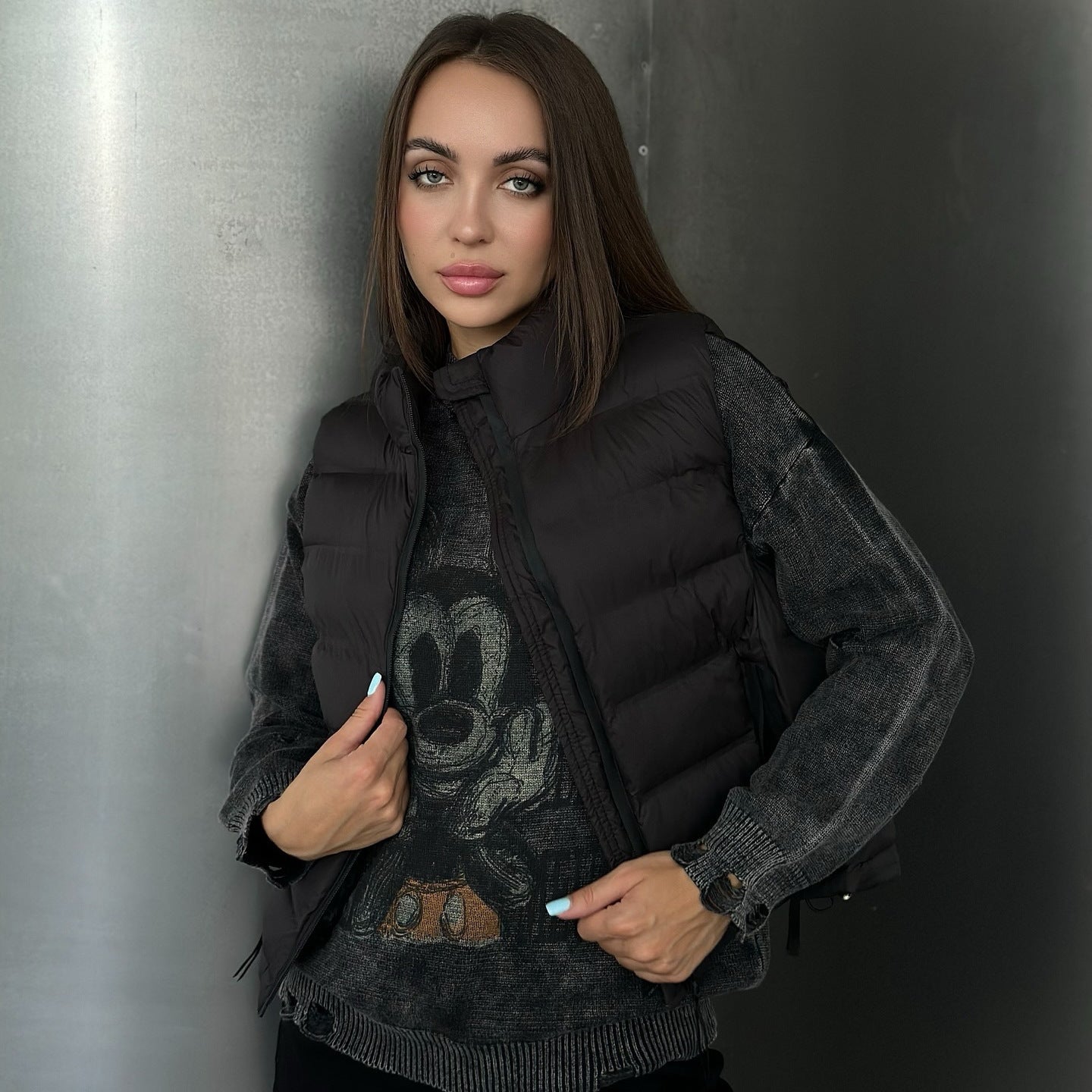 Women's oversized sweatshirt with a creative Disney motif and fashionable perforated details NOVAE