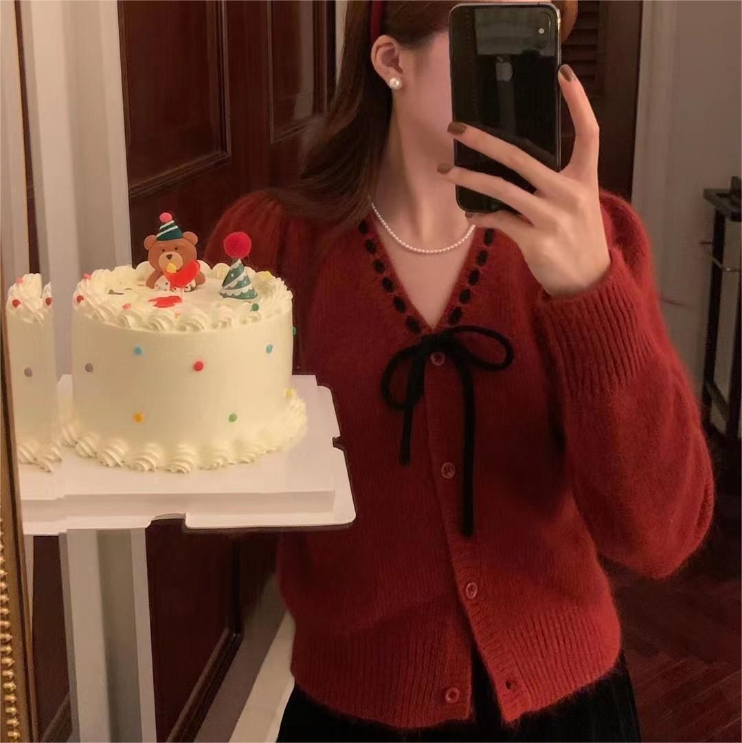 Women's cozy cardigan with contrasting buttons and elegant details NOVAE