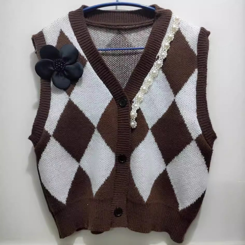 Women's knitted vest with a modern diamond pattern and elegant button detail NOVAE