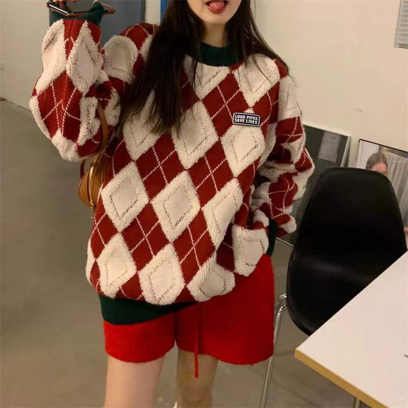 Women's fluffy sweater with a modern diamond pattern and relaxed fit NOVAE