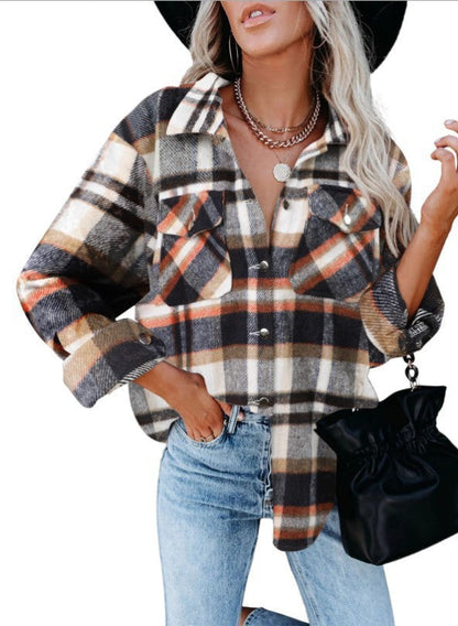 Women's checked flannel blouse with practical chest pockets and a casual cut NOVAE