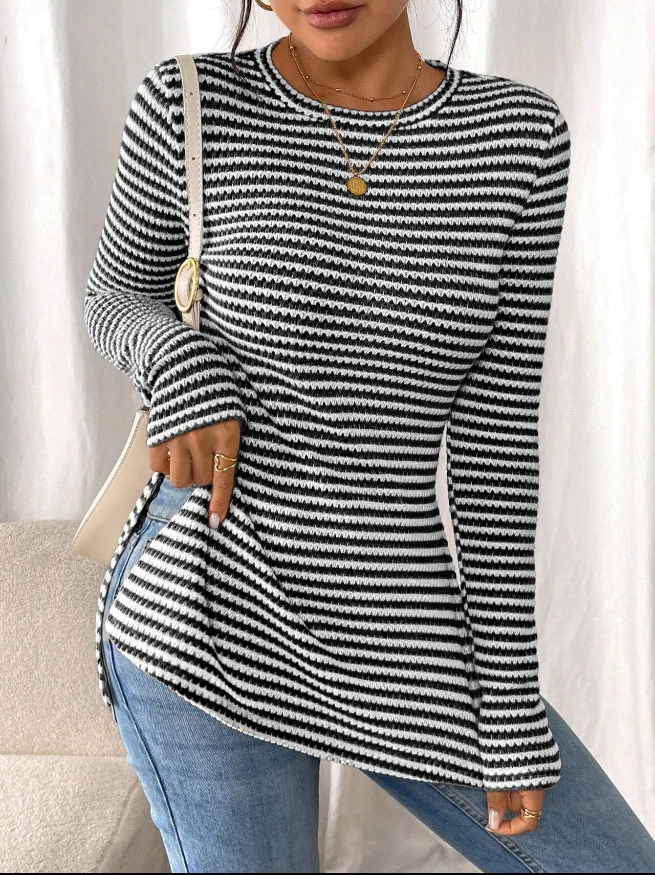Women's long-sleeved shirt with a modern knit pattern and side slits NOVAE