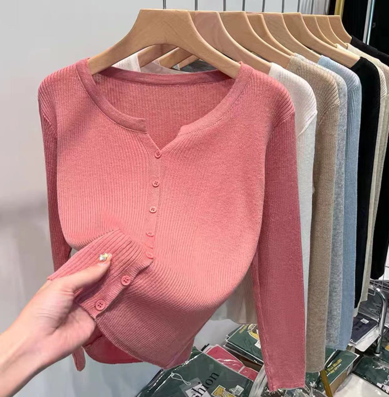 Women's figure-hugging cardigan with elegant button closure and fine ribbed texture NOVAE