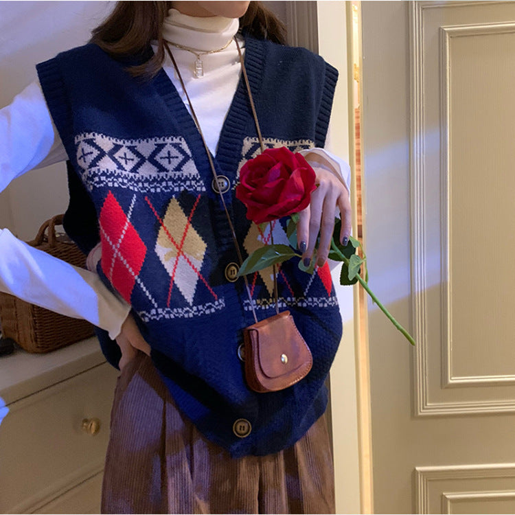 Women's knitted vest with elegant diamond pattern and button detail NOVAE