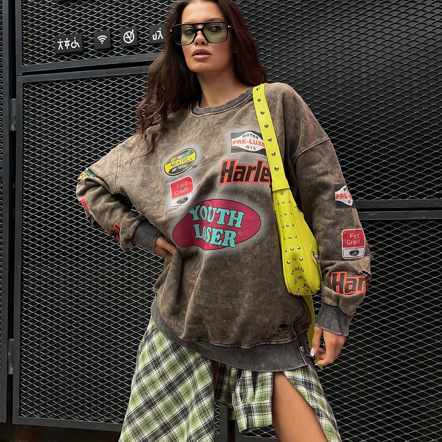 Women's oversized sweatshirt with creative graphic design and fashionable details NOVAE