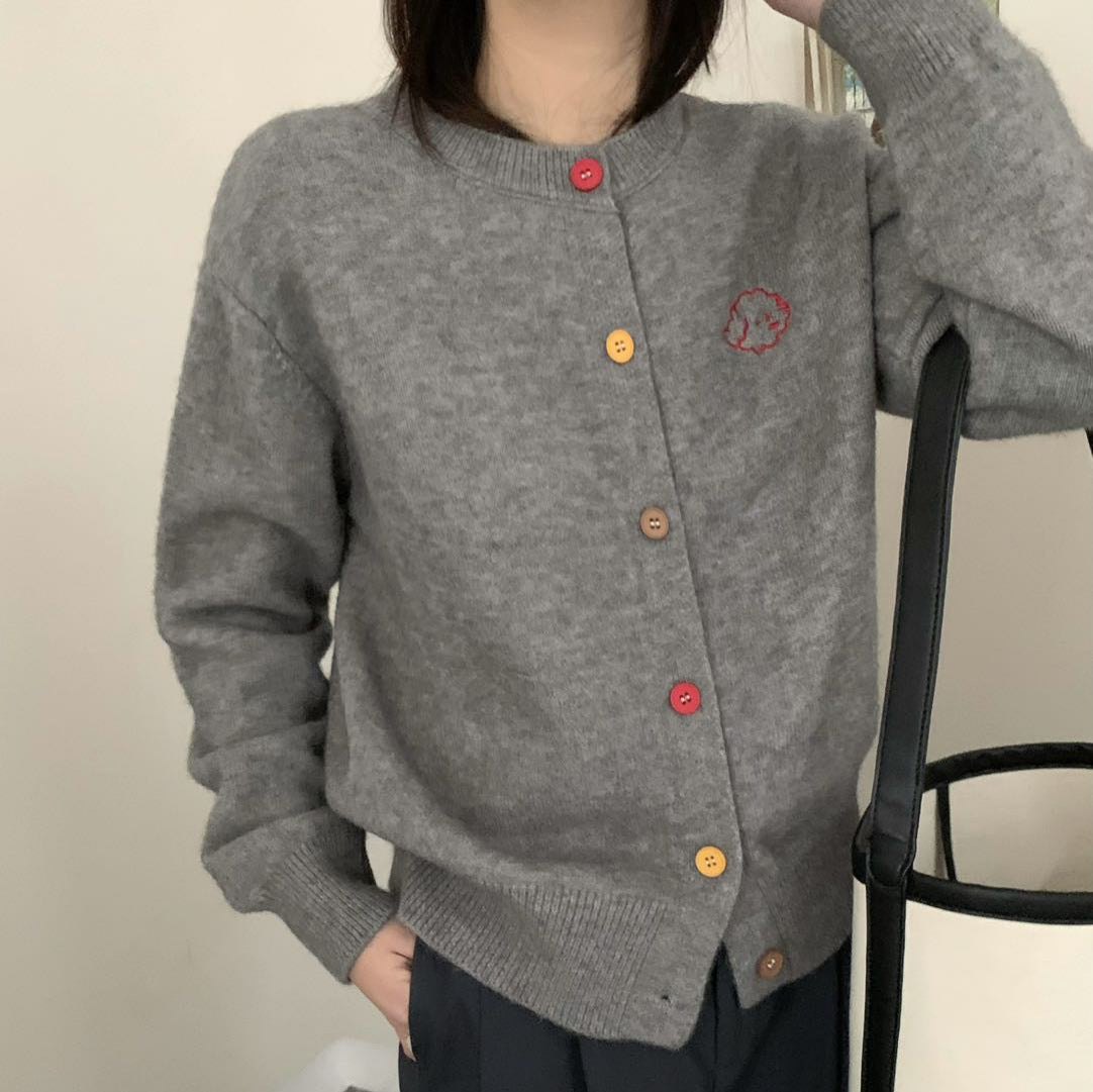 Women's cozy cardigan with buttoned neckline and embroidered motif NOVAE