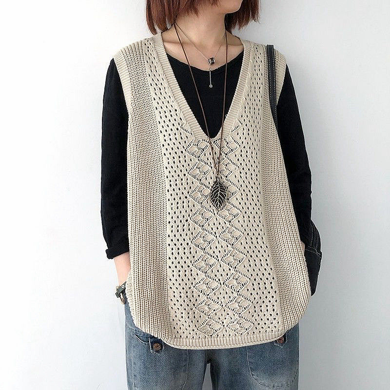 Women's knitted vest with deep V-neck and practical pockets NOVAE